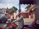 048 Macko na motorke