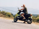 099 Macko na motorke
